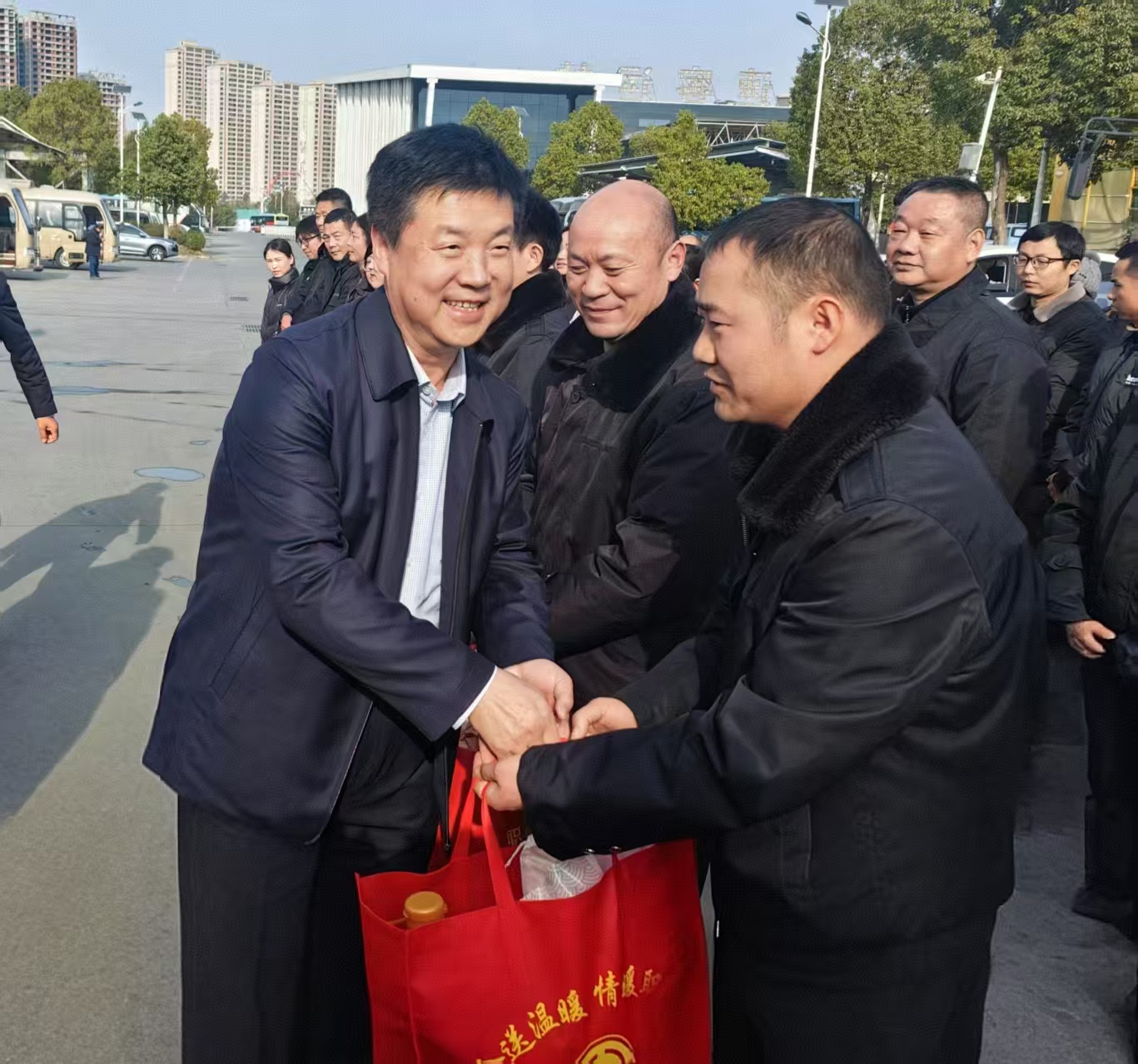 市总工会慰问公交公司一线职工